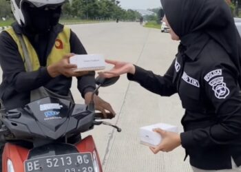 Sapa Masyarakat, Polwan Polda Lampung Bagikan Takjil Berbuka Puasa