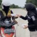 Sapa Masyarakat, Polwan Polda Lampung Bagikan Takjil Berbuka Puasa