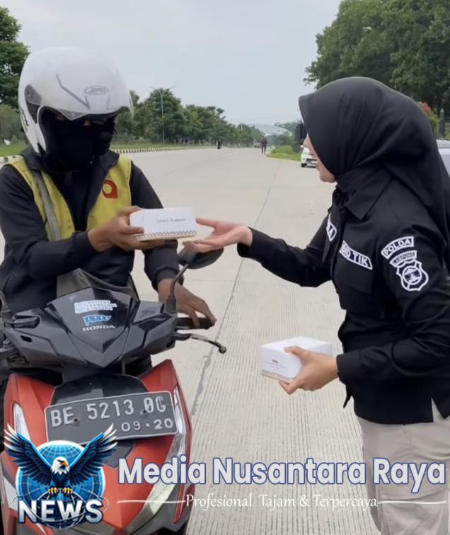 Sapa Masyarakat, Polwan Polda Lampung Bagikan Takjil Berbuka Puasa