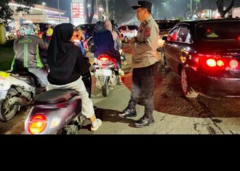 Kapolsek Panongan Pimpin Langsung Penguraian Antrean BBM di Citra Raya