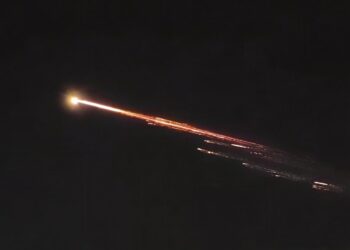 Heboh di Malam Hari, Benda Bercahaya Melintasi Langit Lampung