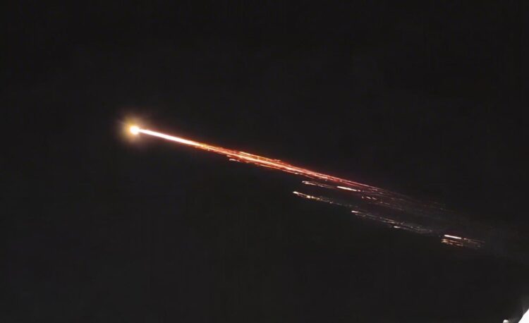 Heboh di Malam Hari, Benda Bercahaya Melintasi Langit Lampung