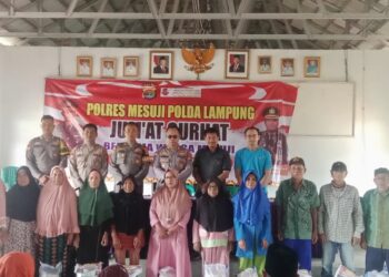 Sentuhan Kasih Polres Mesuji: Salurkan 25 Paket Sembako untuk Warga Jaya Sakti di Sela Jumat Curhat