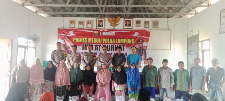 Sentuhan Kasih Polres Mesuji: Salurkan 25 Paket Sembako untuk Warga Jaya Sakti di Sela Jumat Curhat