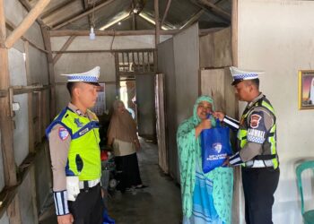 Wujud Kepedulian Polri, Sat Lantas Polres Mesuji Salurkan Bantuan Beras untuk Warga Kurang Mampu