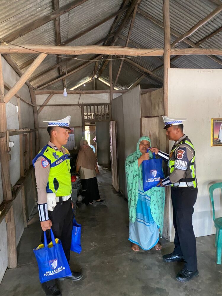 Wujud Kepedulian Polri, Sat Lantas Polres Mesuji Salurkan Bantuan Beras untuk Warga Kurang Mampu