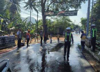 Banjir Rendam Jalan Nguntoronadi-Tirtomoyo, Polisi Lakukan Evakuasi dan Pengaturan Lalu Lintas