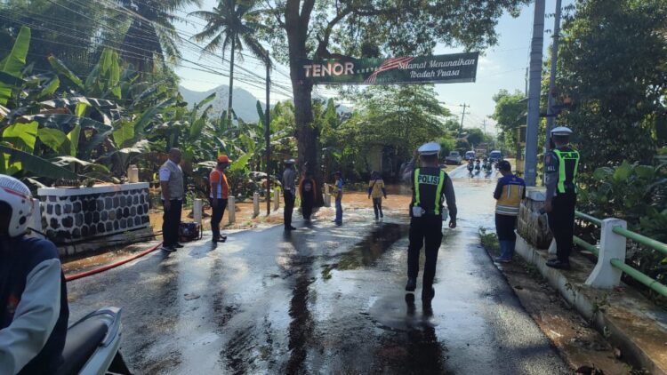 Banjir Rendam Jalan Nguntoronadi-Tirtomoyo, Polisi Lakukan Evakuasi dan Pengaturan Lalu Lintas