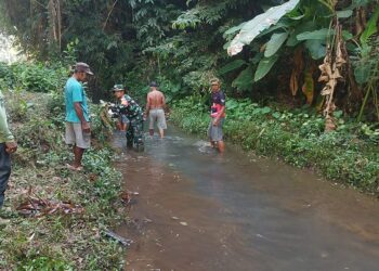 Bersihkan Sungai Demi Kelancaran Irigasi, Wujud Babinsa Doko Bersama Warga Bersatu Dengan Alam