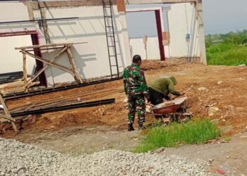 Babinsa Koramil Nguntoronadi Kawal Pembangunan KDKMP Desa Gebang