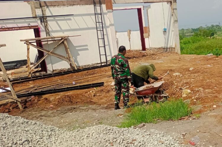 Babinsa Koramil Nguntoronadi Kawal Pembangunan KDKMP Desa Gebang