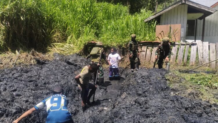 Binter Peduli Lingkungan, Satgas Yonif 521/DY Bersama Warga Gelar Aksi Bersih di Distrik Kurima, Yahukimo