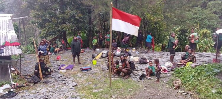 Koops TNI Habema Hadirkan Rasa Aman Warga Distrik Kembru Kembali Pulang dan Kibarkan Bendera Merah Putih