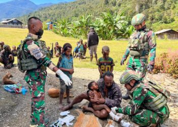 Tiga Warga Distrik Sinak Terluka Akibat Penembakan OPM Dievakuasi dengan Bantuan TNI dan Warga
