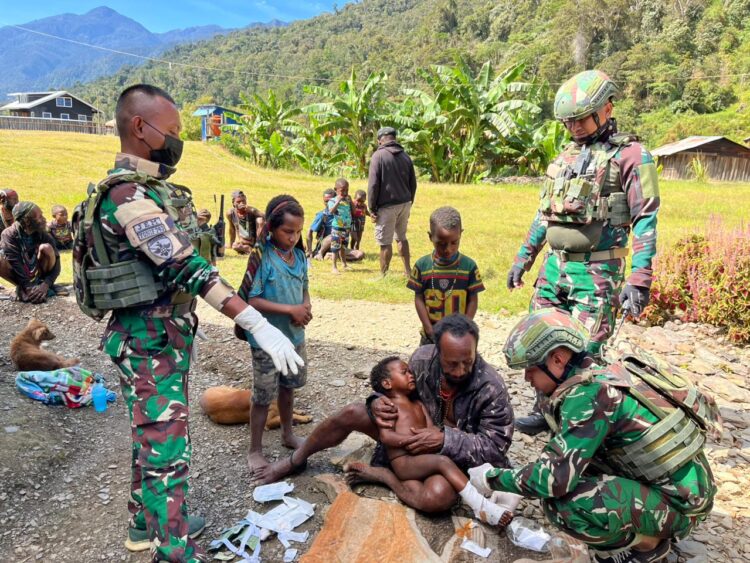 Tiga Warga Distrik Sinak Terluka Akibat Penembakan OPM Dievakuasi dengan Bantuan TNI dan Warga