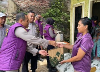 Polda Lampung Hadir Berikan Trauma Healing Dan Sembako Kepada Warga Terdampak Banjir