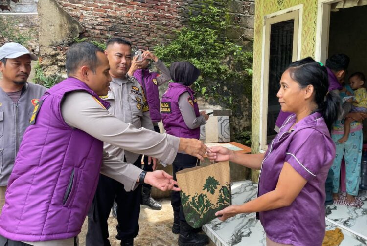 Polda Lampung Hadir Berikan Trauma Healing Dan Sembako Kepada Warga Terdampak Banjir
