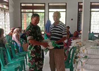 Babinsa Kawal Penyaluran Beras Bantuan Pangan