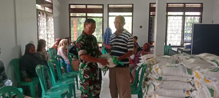 Babinsa Kawal Penyaluran Beras Bantuan Pangan