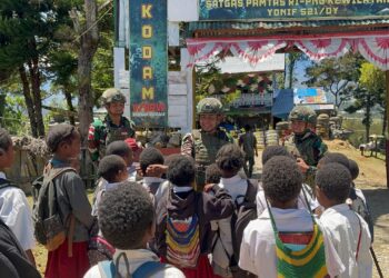 Binter Anak Papua Cerdas, Satgas Yonif 521/DY Bagikan Buku di Distrik Napua
