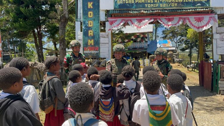 Binter Anak Papua Cerdas, Satgas Yonif 521/DY Bagikan Buku di Distrik Napua