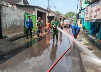 Danramil 03 Serengan Pimpin Langsung Kerja Bakti Pasca Banjir di Kelurahan Joyotakan