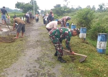 Bersihkan Bahu Jalan, Babinsa Pasirharjo Kerja Bakti Bersama Warga Demi Keindahan Lingkungan