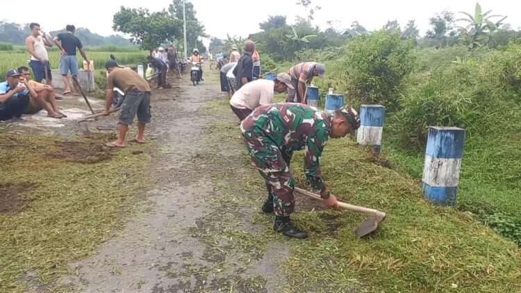Bersihkan Bahu Jalan, Babinsa Pasirharjo Kerja Bakti Bersama Warga Demi Keindahan Lingkungan