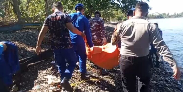 Polres Tanggamus Evakuasi Mayat Pria Tanpa Identitas di Pantai Kota Agung Timur