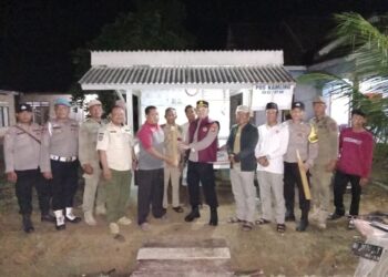 Optimalkan Keamanan Lingkungan, Kapolsek Mesuji Timur Bersama Camat Mengecek Pos Kamling dan Bagikan Kentongan