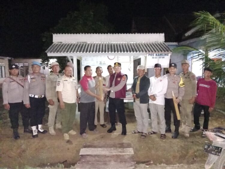 Optimalkan Keamanan Lingkungan, Kapolsek Mesuji Timur Bersama Camat Mengecek Pos Kamling dan Bagikan Kentongan