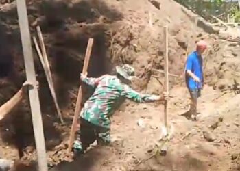 Tunjukkan Semangat Kebersamaan, Babinsa Airmadidi Bawah Turun Tangan Bantu Pemasangan Bowplank Jembatan Perintis Garuda