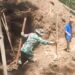 Tunjukkan Semangat Kebersamaan, Babinsa Airmadidi Bawah Turun Tangan Bantu Pemasangan Bowplank Jembatan Perintis Garuda