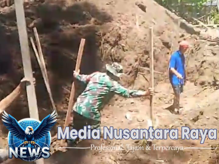 Tunjukkan Semangat Kebersamaan, Babinsa Airmadidi Bawah Turun Tangan Bantu Pemasangan Bowplank Jembatan Perintis Garuda