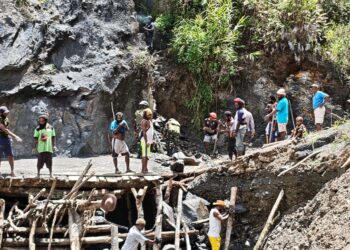 Sigap dan Peduli Binter TNI, Satgas Yonif 521/DY Tangani Perbaikan Jembatan Longsor di Distrik Eragayam