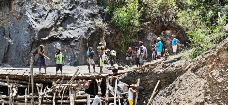 Sigap dan Peduli Binter TNI, Satgas Yonif 521/DY Tangani Perbaikan Jembatan Longsor di Distrik Eragayam