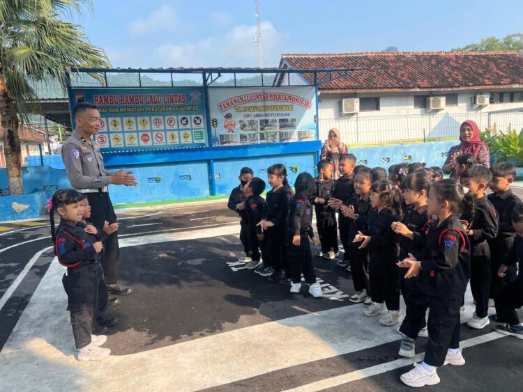 Polisi Sahabat Anak Hadir di TK Kemala Bayangkari Wonogiri, Edukasi Lalu Lintas Sejak Dini
