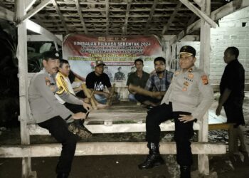 Optimalkan Keamanan Desa, Kapolsek Simpang Pematang Cek Pos Kamling dan Serahkan Kentongan