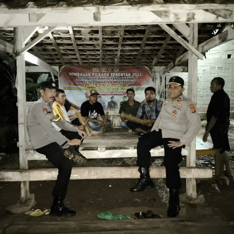 Optimalkan Keamanan Desa, Kapolsek Simpang Pematang Cek Pos Kamling dan Serahkan Kentongan