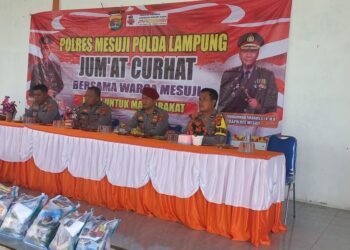 Polres Mesuji Gelar Jumat Curhat Serta Salurkan Bantuan Sembako Kepada Warga Wiralaga II