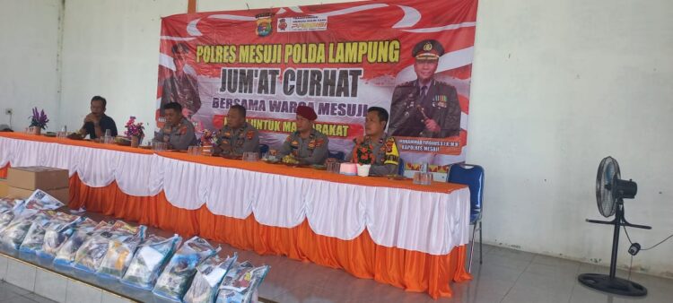 Polres Mesuji Gelar Jumat Curhat Serta Salurkan Bantuan Sembako Kepada Warga Wiralaga II