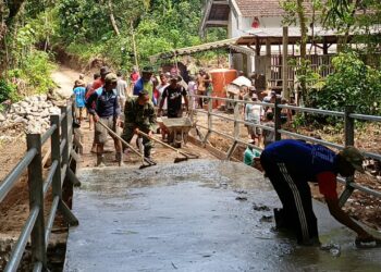 Pengecoran Jalan Jembatan Perintis Garuda Capai Progres Signifikan, TNI dan Warga Terus Bersinergi