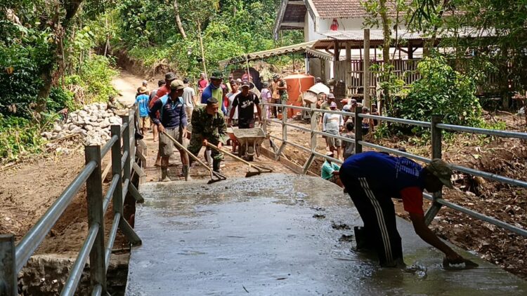 Pengecoran Jalan Jembatan Perintis Garuda Capai Progres Signifikan, TNI dan Warga Terus Bersinergi