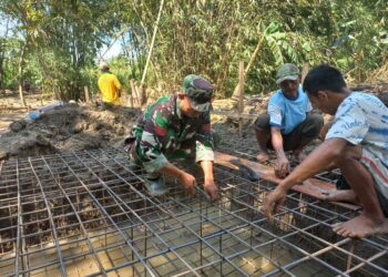 Anyaman Besi Jembatan Garuda Mulai Dibentuk, Gotong Royong TNI dan Warga Cerme Kian Solid