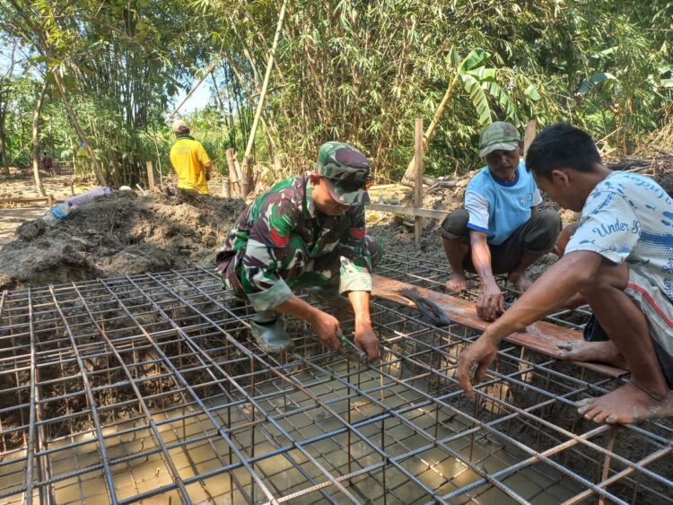 Anyaman Besi Jembatan Garuda Mulai Dibentuk, Gotong Royong TNI dan Warga Cerme Kian Solid