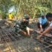 Anyaman Besi Jembatan Garuda Mulai Dibentuk, Gotong Royong TNI dan Warga Cerme Kian Solid