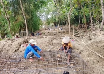 Semangat Tak Terbendung! Konstruksi Besi Jembatan Gantung Garuda di Cerme Kian Menguat