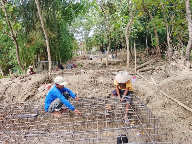 Semangat Tak Terbendung! Konstruksi Besi Jembatan Gantung Garuda di Cerme Kian Menguat