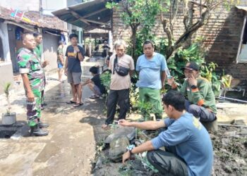 Sukseskan Solo Berseri, Babinsa Serengan Kerja Bakti Bersihan Lingkungan