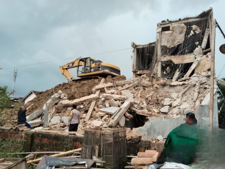 Rumah Warga di Pringsewu Rusak Tertimpa Material Bongkaran Gedung Walet, Polisi Selidiki